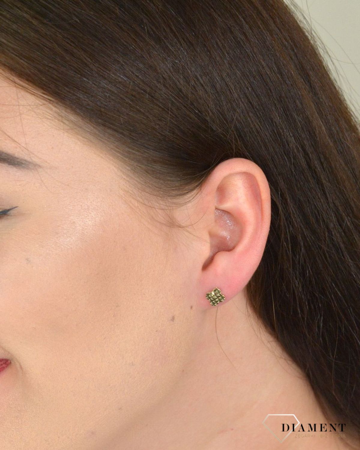 Złote kolczyki przy uchu czterolistna koniczynka KL 7391.jpg